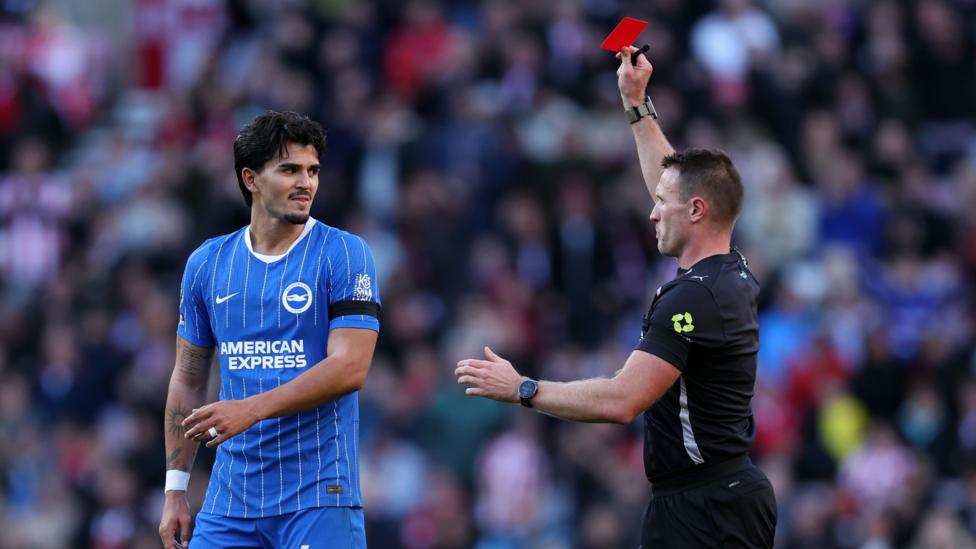 Struijk red card shown after VAR intervention is overturned