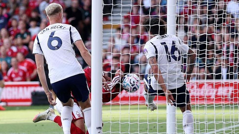 Glasner and Williams dispute VAR call over Forest handball