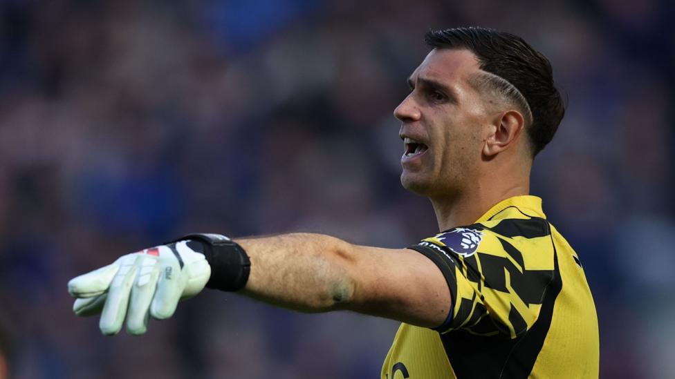 Martinez breaks jaw in Chelsea win at Everton
