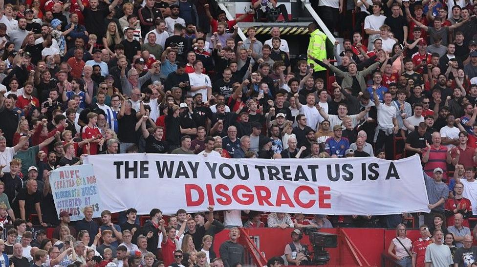 Man Utd protest against ownership before derby