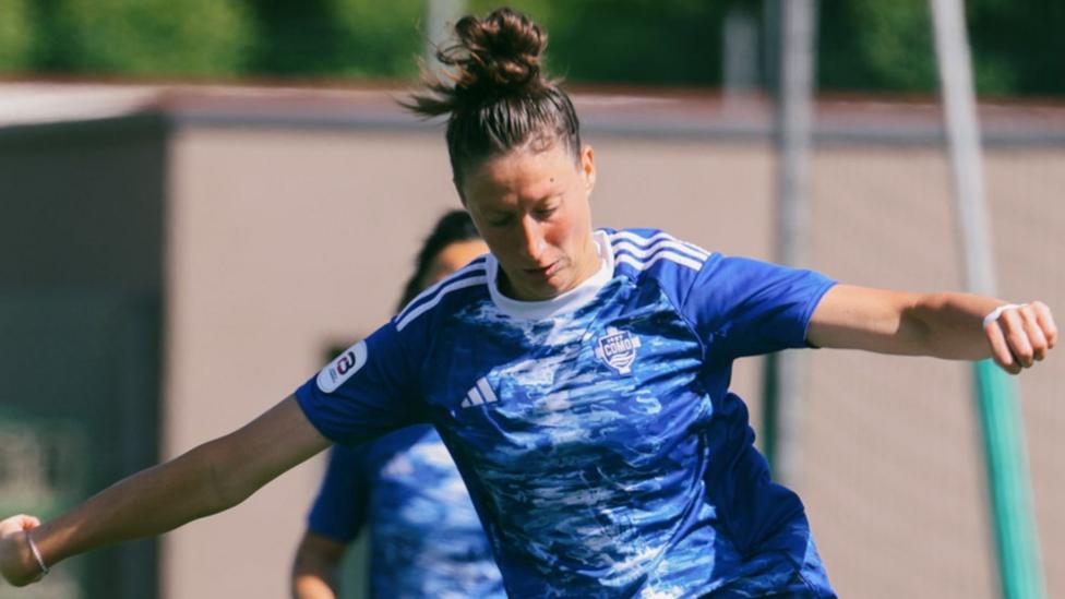 Como renew striker's contract after cancer diagnosis