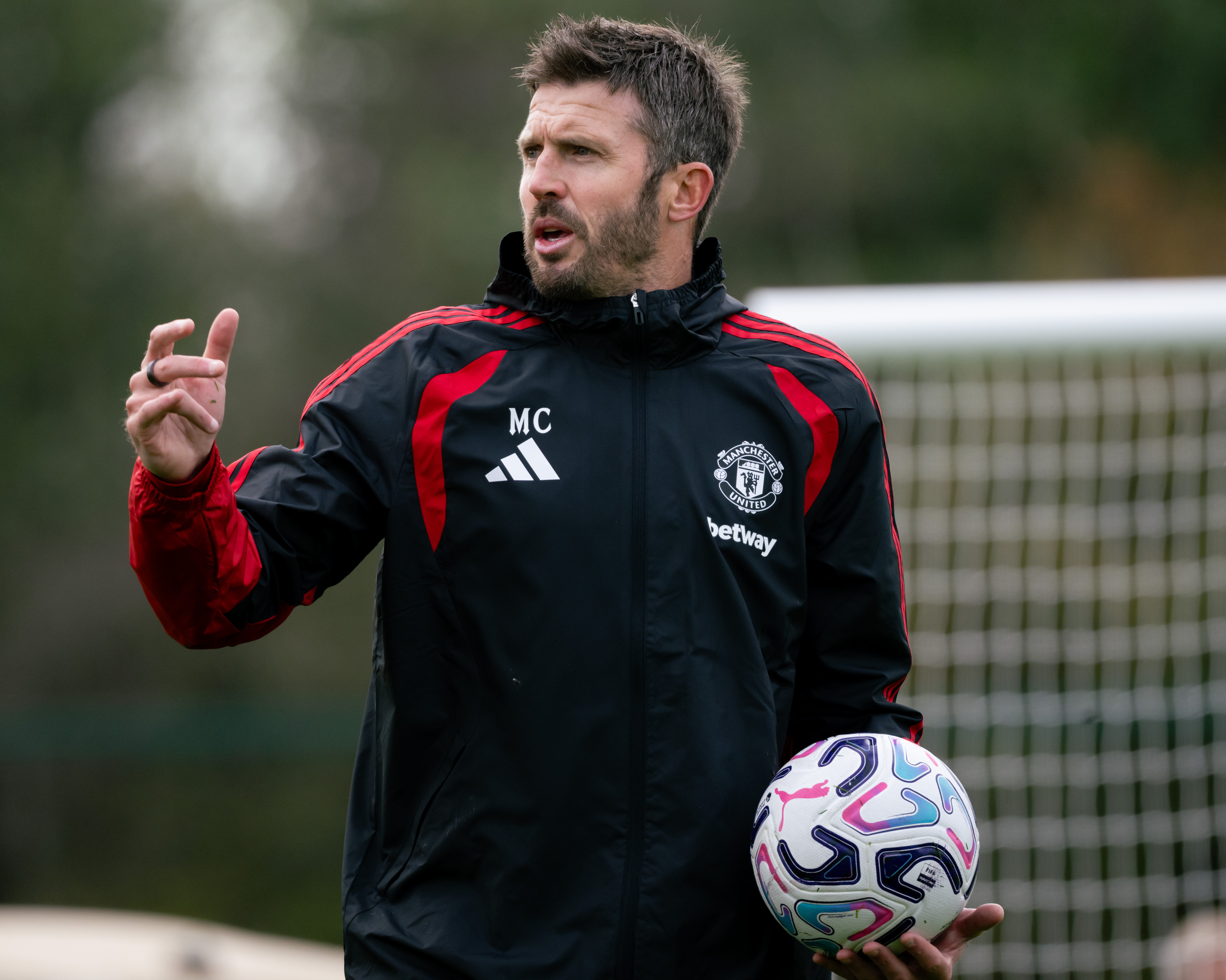 Carrick keeps Fernandes as captain and says he needs no assurances on United future