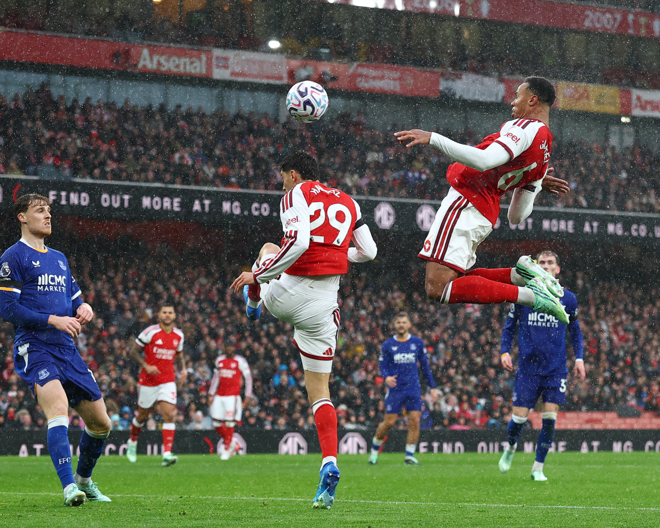 Clinical Arsenal earn precious win against Everton thanks to Konsa and Gabriel