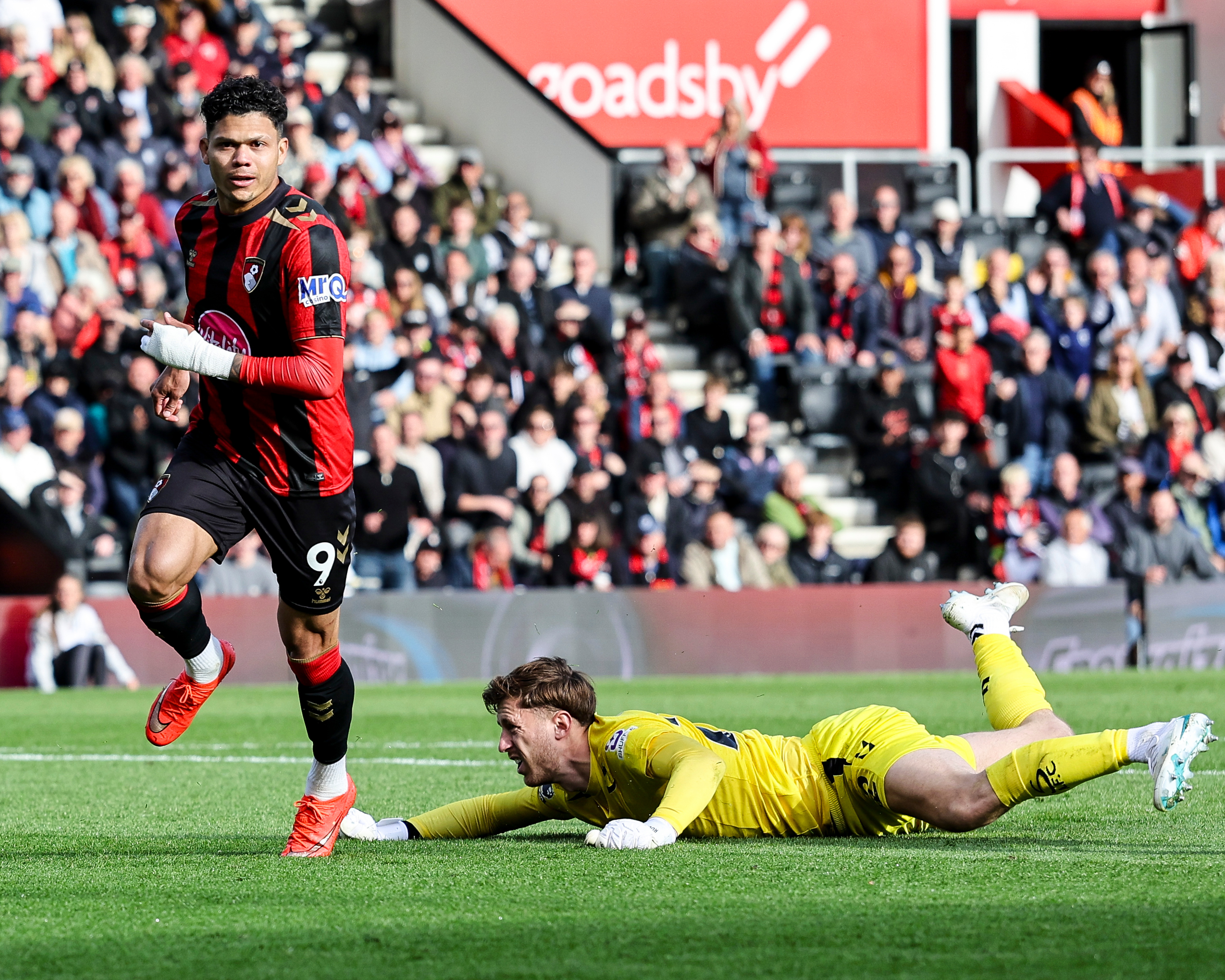 Evanilson seals Bournemouth’s win against Sunderland after Danso sees red