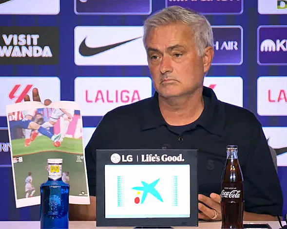 Paper trail of protests: José Mourinho plays the hits in Madrid derby defeat | Sid Lowe