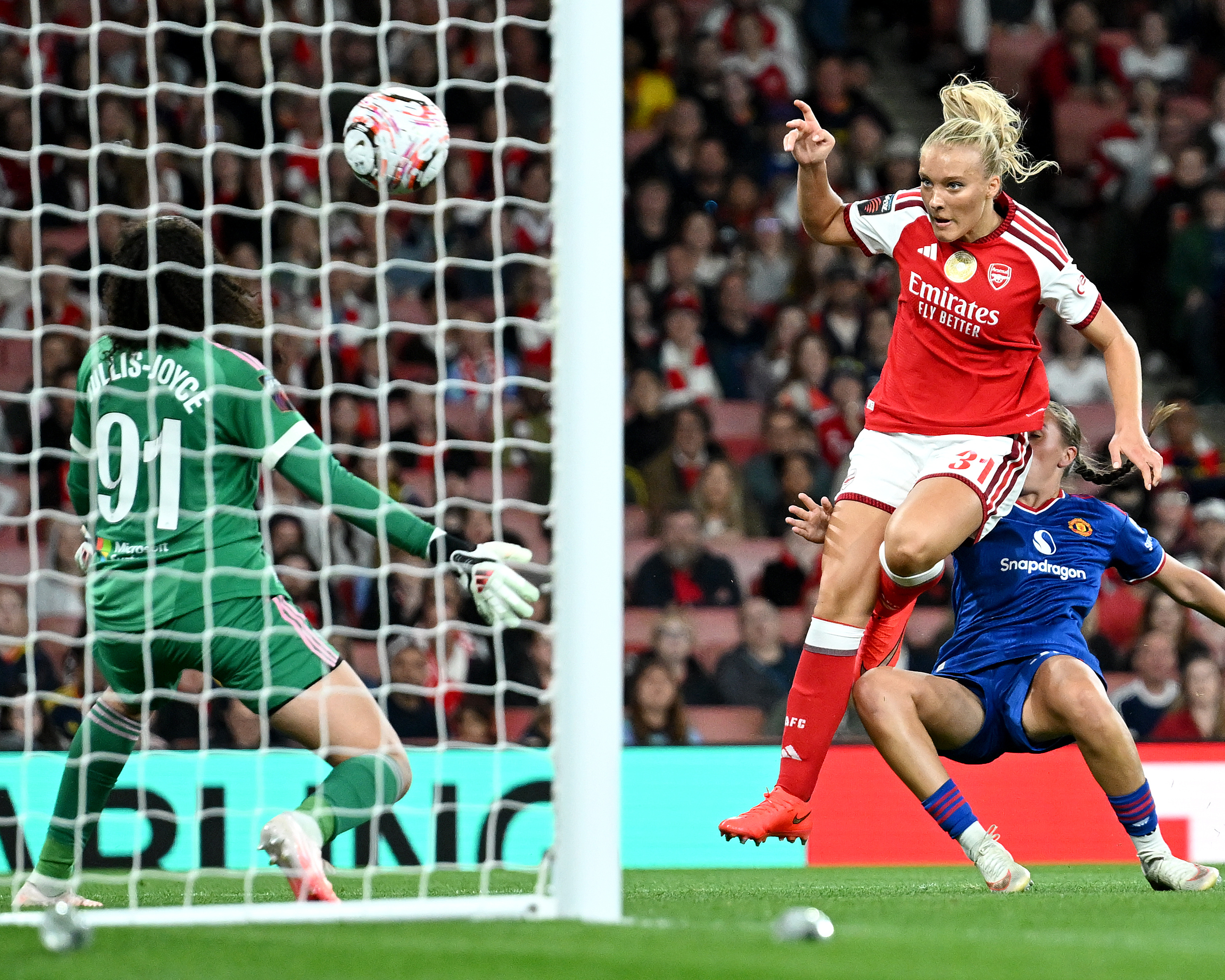 Holmberg rescues point for Arsenal but Manchester United off the mark in WSL